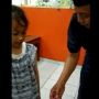 Kebanjiran, Anissa Pakai Baju Tidur dan Sendal Jepit ke Sekolah
