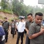 Pakai Sneakers, Jokowi Hujan-hujanan saat Kunjungi Korban Longsor di Bogor