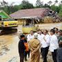 Kunjungi Lokasi Banjir Bandang, Jokowi Titip Pesan ke Camat Lebak Banten