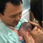 Skin to Skin Contact Ahok dan Bayi Yosafat, Ini Lho Manfaatnya