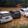 Sedih, Ada Banyak Mobil Terseret Banjir Bandang Lebak Belum Dievakuasi