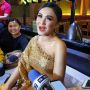 Nggak Gengsi, Foto Yuni Shara Jajan di Warung Pinggir Jalan Jadi Sorotan