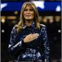 Hitam atau Biru? Warganet Tebak-tebakan Warna Mantel Melania Trump