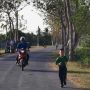 Viral Kisah Pemotor yang Membuntuti Anaknya saat Lomba Lari, Mengharukan