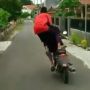 Marak Pembonceng Motor Nekat Joget Sambil Berdiri, Akhirnya Nyemplung Sawah