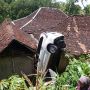 Terjun Bebas, Mobil Berpenumpang 3 Orang di Gunungkidul Timpa Rumah Warga