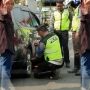 Bantu Ganti Ban di Jalan, Polisi di Jogja Ini Viral