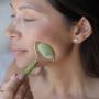 Hobi Pakai Jade Roller? Intip Cara Mudah Membersihkannya