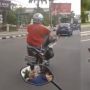 Pegang Setang Pakai Kaki, Pemotor di Sleman Ini Buat Warganet Geregetan