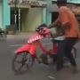 Mirip Aksi 'Tom and Jerry', Polisi Kejar Pemotor Berkeliling Pom Bensin