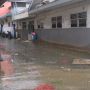 Kali Meluap saat Hujan, Gang Kelinci Pasar Baru Banjir Sebetis Orang Dewasa
