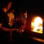 Hujan dan Mati Lampu Mewarnai Ibadah Umat Tridharma di Kelenteng Mbah Ratu
