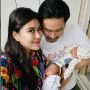 Hits: Bayi Kembar Syahnaz Pakai Sepatu Mewah, Aduk Makanan Pakai Tangan