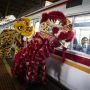Barongsai Hibur Penumpang di Stasiun Gambir