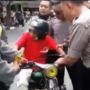 Kocak! Enggak Terima Motor Tua Disita Polisi, Pemotor Ini Mewek Tak Karuan