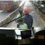Masuk Jalur Busway, Pemotor Helm Pink Malah Marah saat Ditegur Petugas