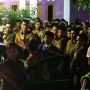 Jokowi Bagi-bagi Buku dan Baju Usai Hadiri Ijab Qobul Anak Ulama di Bantul