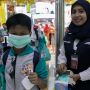 Cegah Virus Corona, PT Kereta Api Bagikan Masker ke Penumpang