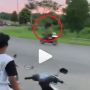 Rider Nyungsep Saat Atraksi Berdiri di Atas Motor, Warganet : Kasian CBRnya