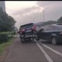 Mazda2 Hantam Bokong Kijang Innova di Tol, Diduga Salah Injak Pedal Gas