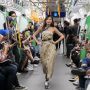 Aksi Para Model Lenggak-Lenggok di Gerbong MRT
