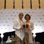 Gelar Resepsi, Isyana Sarasvati Tampil Glamor dengan Gaun Backless