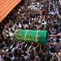 Ribuan Santri Berdesakan Antar Gus Sholah ke Peristirahatan Terakhir