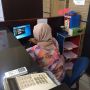 Bucin Kerupuk, Wanita Ini Punya Stok Sekaleng Penuh di Meja Kerjanya