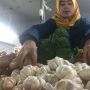 Harga Bawang Putih Naik Signifikan, Ibu Rumah Tangga Kurangi Pembelian