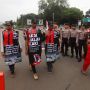 3 Pria Ini Jalan Kaki dari Mojokerto ke Jakarta untuk Bertemu Jokowi