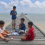 Tak Takut Virus Corona, Anak-anak Natuna Bermain di Pantai