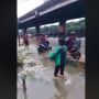 Tertutup Banjir, Driver Ojol Terperosok ke Lubang Saluran Air