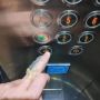 Virus Corona, Warga Singapura Pakai Kondom di Jari saat Pencet Tombol Lift
