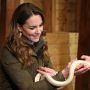 Siapa Sangka, Kate Middleton Berani Pegang Ular hingga Foto Bersama!