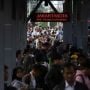 Penumpang Menumpuk di Stasiun Manggarai Imbas Rekayasa Perjalanan KRL