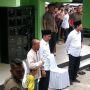 Jumatan di Masjid Agung Sleman, Jokowi Bagi-bagi Kaus