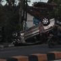 Begini Detik-detik Mobil Terbang Hingga Terguling di Depan Polres Sleman