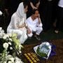 Tangis BCL dan Anaknya di Samping Pusara Ashraf Sinclair