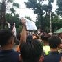 Rusuh, Massa Demo Jebol Pagar Balai Kota Minta Ketemu Anies
