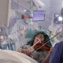 Pasien Bermain Biola saat Jalani Operasi Pengangkatan Tumor di Otak