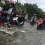 Nekat Terjang Banjir, Puluhan Kendaraan Motor di Semarang Mogok