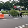 Polantas Bantu Dorong Gerobak Penuh Rumput Lewati Tanjakan, Videonya Viral