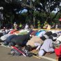 Rehat Sejenak, Massa Aksi 212 Berantas Korupsi Tunaikan Ibadah Salat Ashar