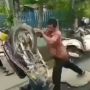 Ogah Ditilang, Lelaki Ini Ngamuk Sambil Banting Motor dan Dorong Polisi