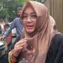 Almarhumah Rina Gunawan Terobos Banjir Demi Bantu Miing Bagito