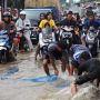 Asyiknya Warga Bekasi Mencari Ikan di Tengah Banjir