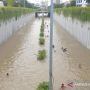 Banjir Kotanya Bahagia Warganya, Underpass Kemayoran Jadi Area Renang Bocah