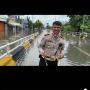 Pegang Ular saat Laporkan Situasi Banjir, AKBP Karosekali: Buat Gembira Aja