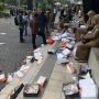 Viral Foto Sampah Berserakan di Acara Lurah, Pemprov Jatim: Kami Minta Maaf