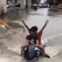 Jakarta Kebanjiran, Warga Malah Asyik Main Banana Boat di Genangan Banjir